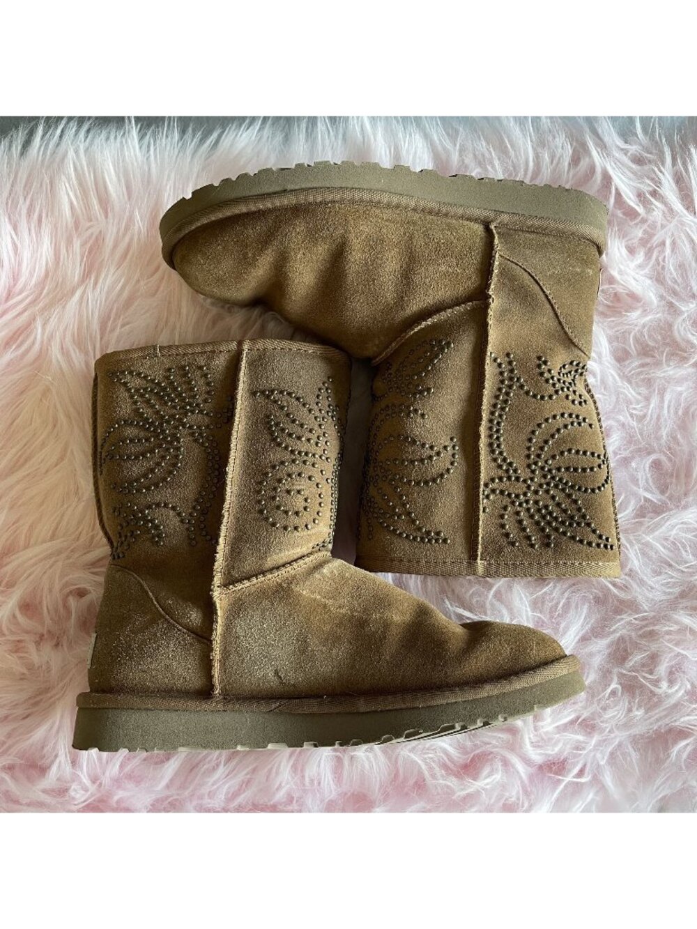 UGG Classic Short Chestnut Suede Boot With Metallic Stud Pattern Womens Size 7